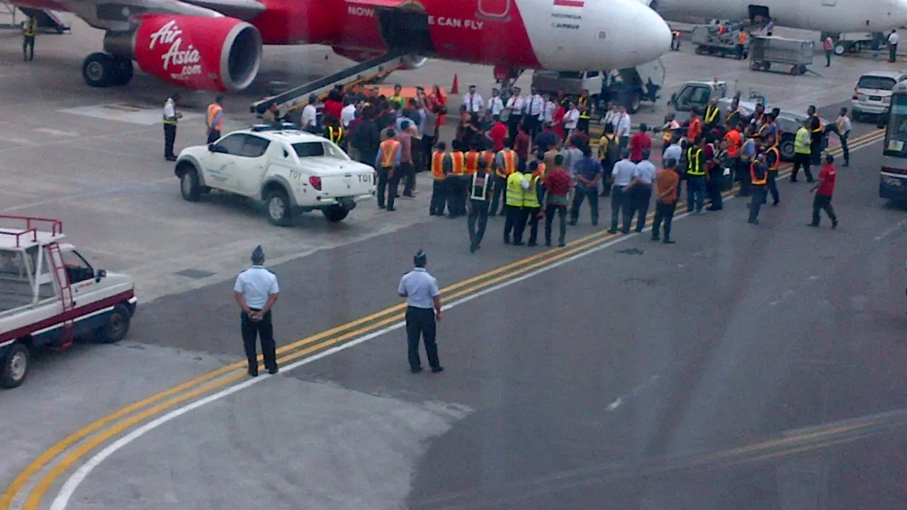  Jenazah penumpang AirAsia Khairunisa diterbangkan ke Palembang