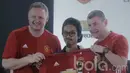 Legenda Manchester United (MU), Denis Irwin dan David May, foto bersama Fans. Kedua legenda tersebut mengungkapkan rasa kagumnya terhadap antusiasme fans Manchester United di Indonesia. (Bola.com/M Iqbal Ichsan)