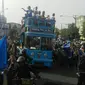 Skuat Persib Bandung diarak menggunakan Bus Bandros dengan membawa Trofi Piala Presiden 2015 di Kota Bandung, Jawa Barat, Minggu (25/10/2015). (LIputan6.com/twitter.com/persib)