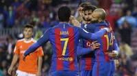Gelandang Barcelona, Andre Gomes, merayakan gol yang dicetaknya ke gawang Osasuna  pada laga La Liga di Stadion Camp Nou, Barcelona, Rabu (26/4/2017). Barcelona menang 7-1 atas Osasuna. (AP/Manu Fernandez)