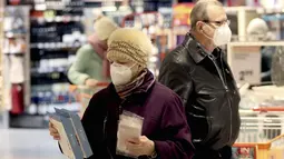 Orang-orang mengenakan masker FFP2 jenis respirator saat berbelanja di supermarket di Wina, Austria, Senin (25/1/2021). Mulai 25 Januari 2021, warga Austria diwajibkan mengenakan masker FFP2 di supermarket, apotek, pompa bensin, dan di transportasi umum. (AP Photo/Ronald Zak)