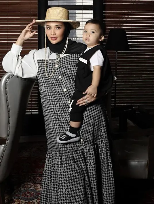 <p>Bahkan ketika sudah memiliki anak, istri Irwansyah ini tampil stylish dengan dress motif houndstooth, dengan lengan puff warna putih. Serasi dengan sang anak yang tampil monokrom.@zaskiasungkar15</p>