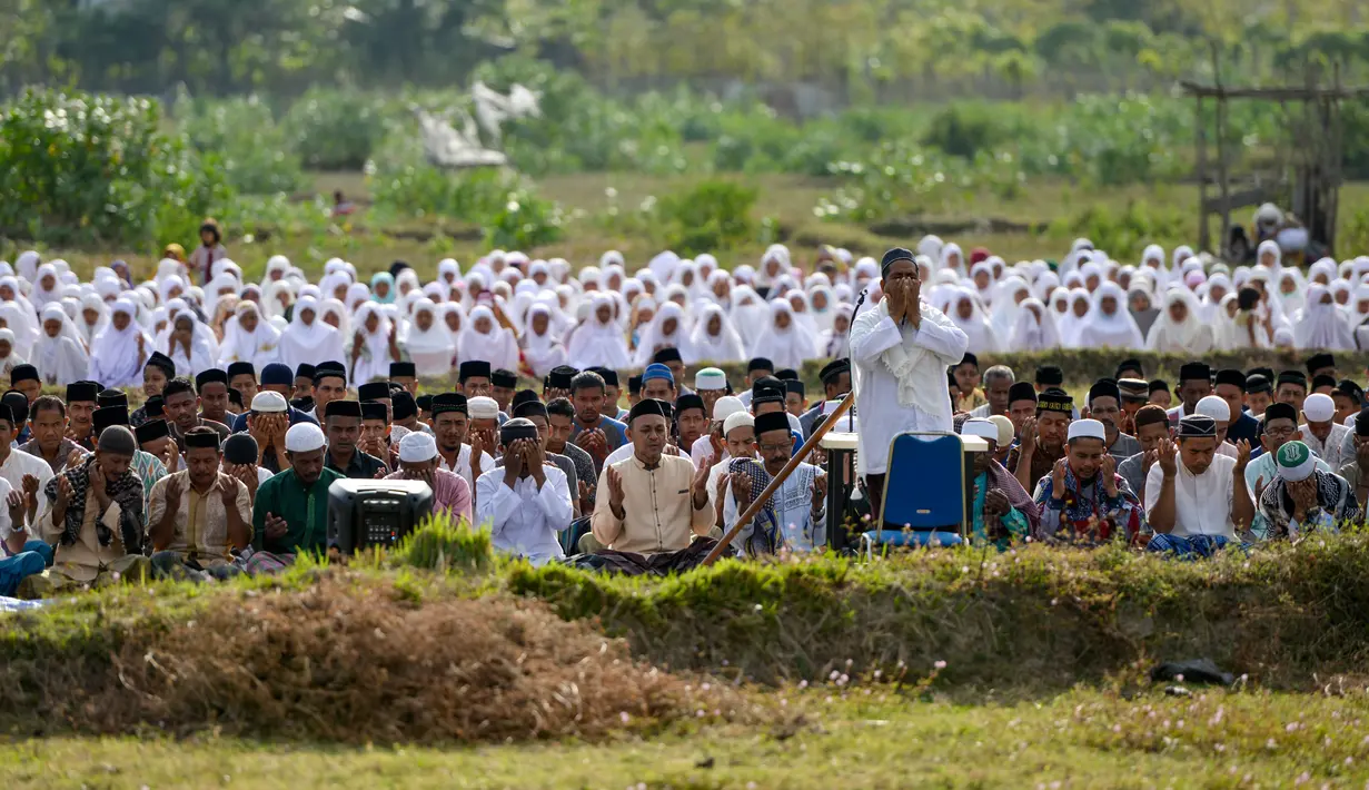 Para petani berdoa usai melaksanakan salat meminta hujan (Istisqa) di Peukan Bada, dekat Banda Aceh, Kamis (23/1/2020). Salat Istisqa bertujuan memohon diturunkannya hujan karena sejumlah wilayah di sana mengalami musim kemarau sehingga menyebabkan kekeringan. (CHAIDEER MAHYUDDIN / AFP)