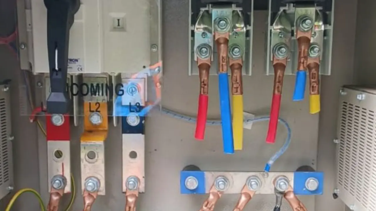 Tampak panel listrik pada gardu distribusi yang dicuri di gardu Desa Lampakuk, Aceh Besar.