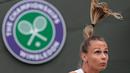 Gaya rambut petenis Slovakia, Magdalena Rybarikova saat melawan Coco Vandeweghe pada perempat final tunggal putri Wimbledon 2017 di The All England Lawn Tennis Club, London, (11/7/2017). (AFP/Daniel Leal-Olivas)