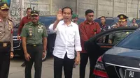 Presiden Jokowi membagi-bagi sembako di Depok, Jawa Barat (Liputan6.com/ Ady Anugrahadi)