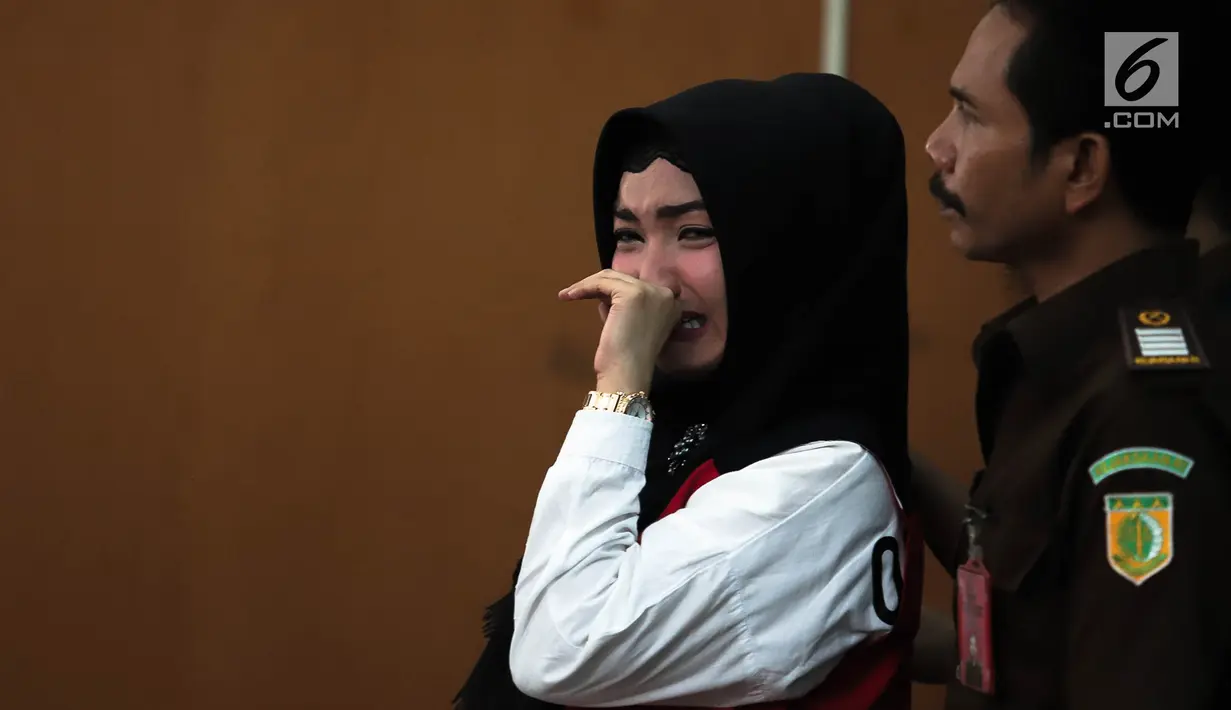 Terdakwa kasus penyalahgunaan narkotika Roro Fitria usai menjalani sidang putusan di PN Jakarta Selatan, Kamis (18/10). Roro dijatuhkan hukuman pidana selama 4 tahun dan denda sebesar Rp 800 Juta dan subsider selama 3 bulan. (Liputan6.com/Faizal Fanani)
