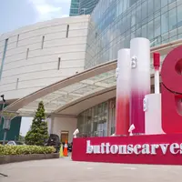 Instalasi "The Giant Cozy Lip Whipped Cream" di Senayan City. (Foto: Dokumen/Buttonscarves)