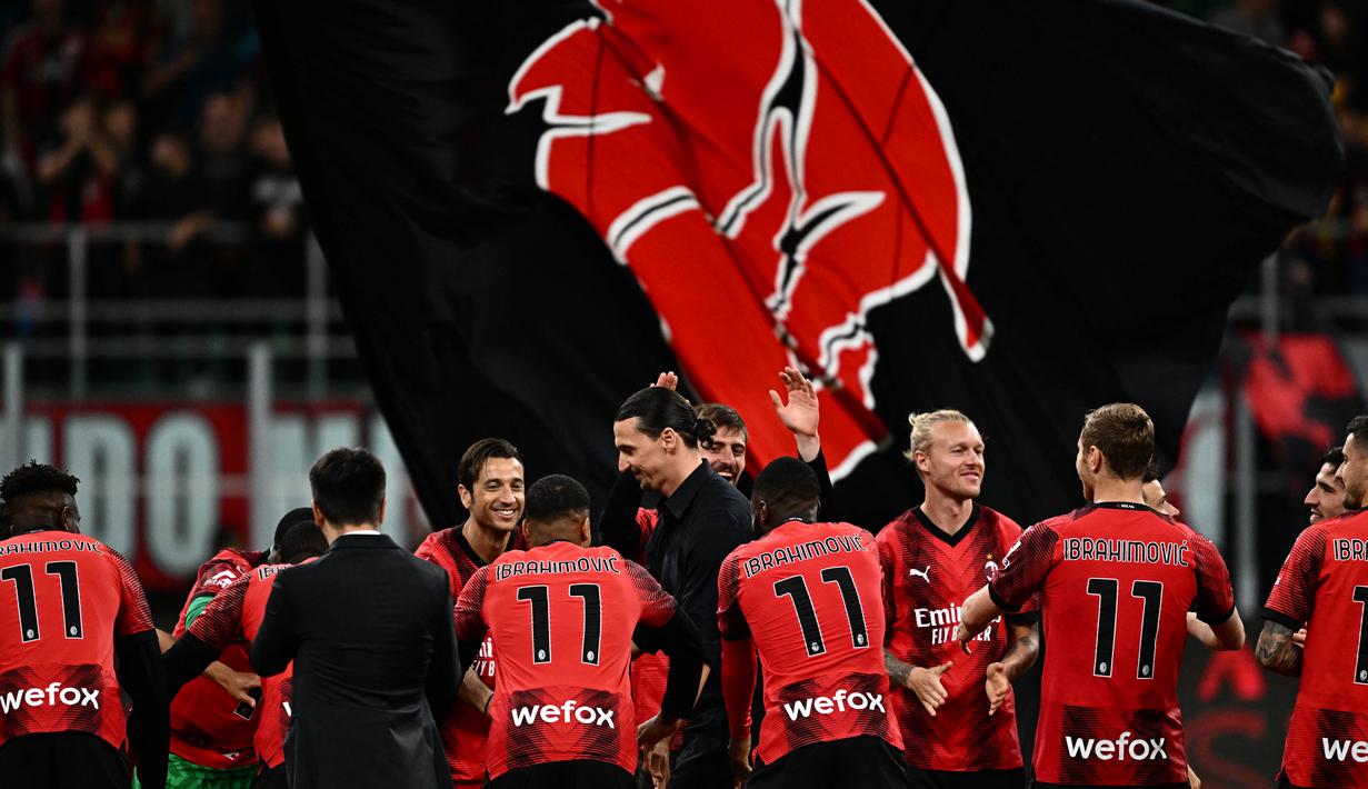 Pemain AC Milan memberikan penghormatan terakhir bagi Zlatan Ibrahimovic yang memutuskan pensiun dari dunia sepakbola setelah laga pamungkas Liga Italia 2022/2023 antara AC Milan melawan Hellas Verona di San Siro, Senin (5/6/2023) dini hari WIB. (AFP/Gabriel Bouys)