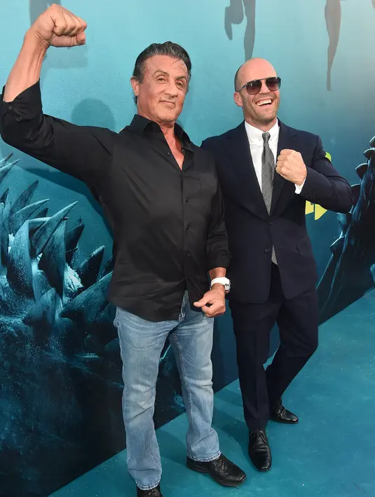 Aktor Jason Statham dan Sylvester Stallone berpose saat menghadiri pemutaran perdana Warner Brothers Pictures "The Meg" di Los Angeles, California, (6/8). Meg adalah film horor fiksi ilmiah 2018 yang disutradarai Jon Turteltaub. (AFP Photo/Lisa O'Connor)