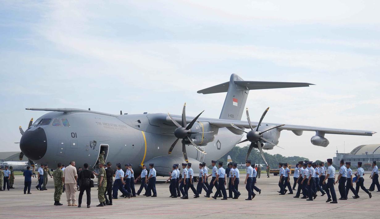 Prajurit TNI AU bersiap mengikuti upacara peresmian pesawat kargo militer Airbus A400M TNI AU yang baru tiba di Pangkalan Udara Halim Perdanakusuma, Jakarta, Indonesia, Senin 3 November 2025. Pesawat A400M ini akan memperkuat Skadron Udara 31/Angkut Berat Lanud Halim Perdanakusuma dan diharapkan dapat meningkatkan kemampuan angkut udara TNI AU, baik untuk misi militer taktis maupun misi bantuan kemanusiaan serta tanggap bencana (AP Photo/Achmad Ibrahim)