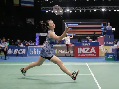 Tunggal putri Amerika Serikat, Beiwen Zhang saat berlaga melawan Sun Yu (China) dalam babak perempat final Indonesia Open 2017 di JCC Plenary Hal, Jakarta, Jumat (16/6). Beiwen Zhang (USA) menang 21-15, 21-19. (Liputan6.com/Faizal Fanani)