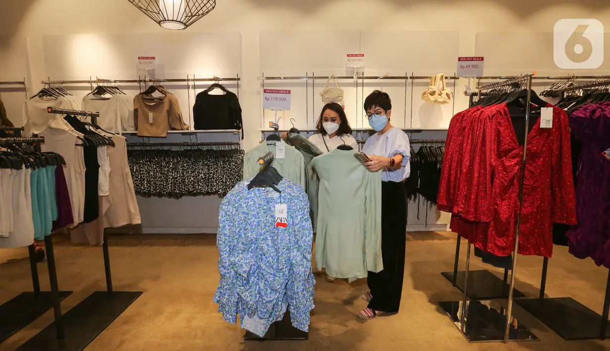 Associate Director, Head of Commercial Lippo Malls Indonesia Rita Yovita memilih baju pada bazar permanen Red Hot Deals di SOGO departement Store Lippo Mall Puri, Jakarta (24/04/2021). Konsep bazar permanen menghadirkan deretan brands internasional. (Liputan6.com/Fery Pradolo)