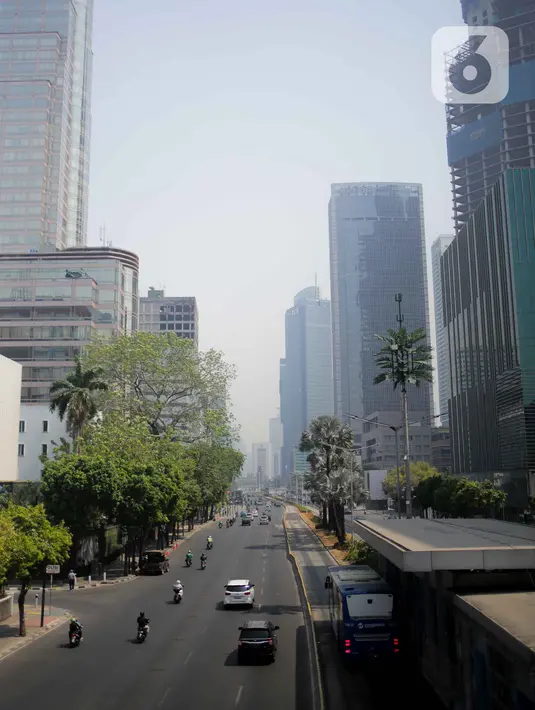 Kondisi lalu lintas di Jalan MH Thamrin, Jakarta, Rabu (2/10/2019). Jalan MH Thamrin yang biasanya ramai beberapa hari terakhir terpantau lengang. (Liputan6.com/Faizal Fanani)