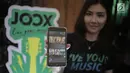 Seorang model menunjukkan aplikasi Joox saat konferensi pers Joox Indie Workshop Roadshow di Jakarta, Rabu (25/4). Dari roadshow JOOX Indie Worskhop, sudah ada 150 band yang bergabung dengan JOOX. (Liputan6.com/Faizal Fanani)