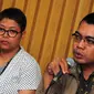 Priharsa Nugraha (kanan) memberikan penjelasan saat jumpa pers di Gedung KPK, Jakarta, Rabu (2/3). Sebelum ditetapkan sebagai tersangka, Budi sempat mengembalikan uang suap sebesar 305.000 dollar Singapura yang diterimanya. (Liputan6.com/Helmi Afandi)