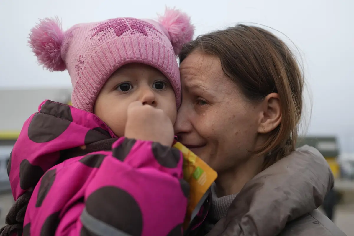 Seorang wanita dan anak bayi yang terkena dampak invasi Rusia di Ukraina.