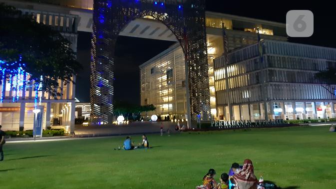 <p>Pemandangan Putrajaya yang indah di Malaysia. Tampak beberapa orang piknik di rerumputan kantor pemerintah Putrajaya meski waktu sudah larut malam. Dok: Tommy Kurnia/</p>