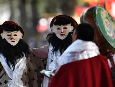 Para biksu Buddha yang mengenakan topeng tampil dalam acara tarian Cham tahunan untuk berdoa agar mendapatkan panen yang baik dan kehidupan yang damai di Biara Tashilhunpo di Xigaze, Daerah Otonom Tibet, China barat daya, 22 September 2020. (Xinhua/Chogo)