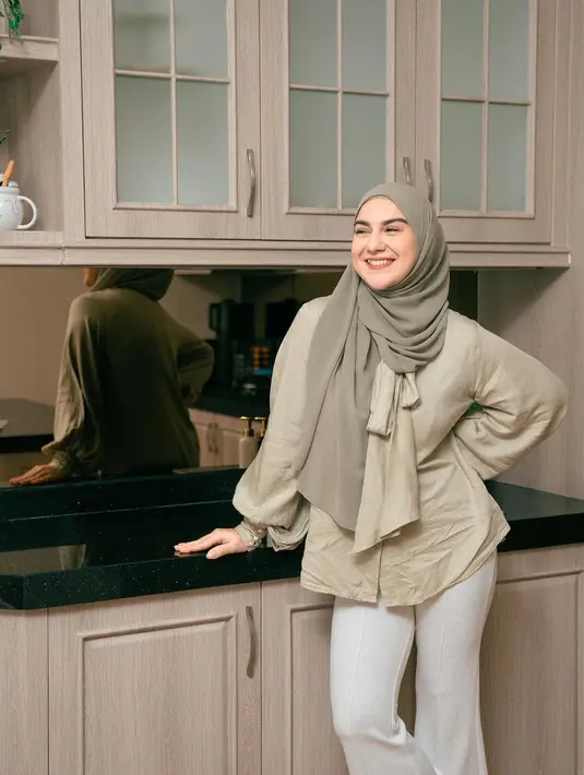 Untuk dapatkan look seperti Irish Bella, kenakan hijab pashmina kemudian bentuk salah satu sisi lebih panjang. Tarik sisi lebih panjang dari depan ke belakang. [@_irishbella_]