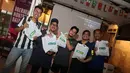 <p>Sejumlah pendukung Newcastle United yang tergabung dalam Indo Toon Army mendapatkan tote bag setelah berhasil menjawab kuis saat Roaring Night Liga Inggris 2023/2024 antara Newcastle United melawan Brighton di Triboon Kemang, Jakarta Selatan, Sabtu (11/05/2024). (Bola.com/Abdul Aziz)</p>
