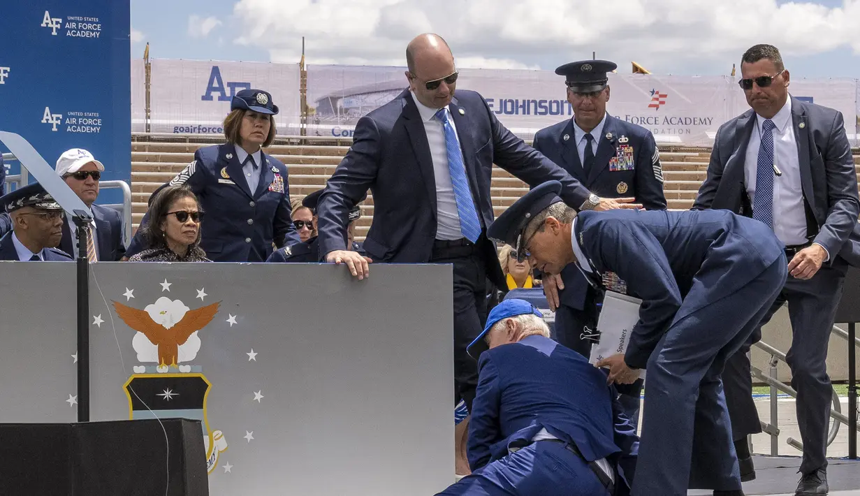 Presiden Joe Biden jatuh di atas panggung saat upacara wisuda Akademi Angkatan Udara Amerika Serikat 2023 di Falcon Stadium, Colorado, Kamis (1/6/2023). (AP Photo/Andrew Harnik)