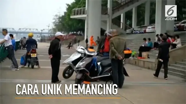 VIDEO: Cara Unik Memancing Ikan di Lubang Drainase