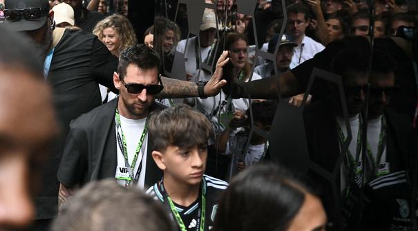 Pesepak bola Argentina, Lionel Messi mencuri perhatian saat Formula 1 GP Miami 2026 pada Minggu (03/05/2026). (AFP/Chandan Khanna)