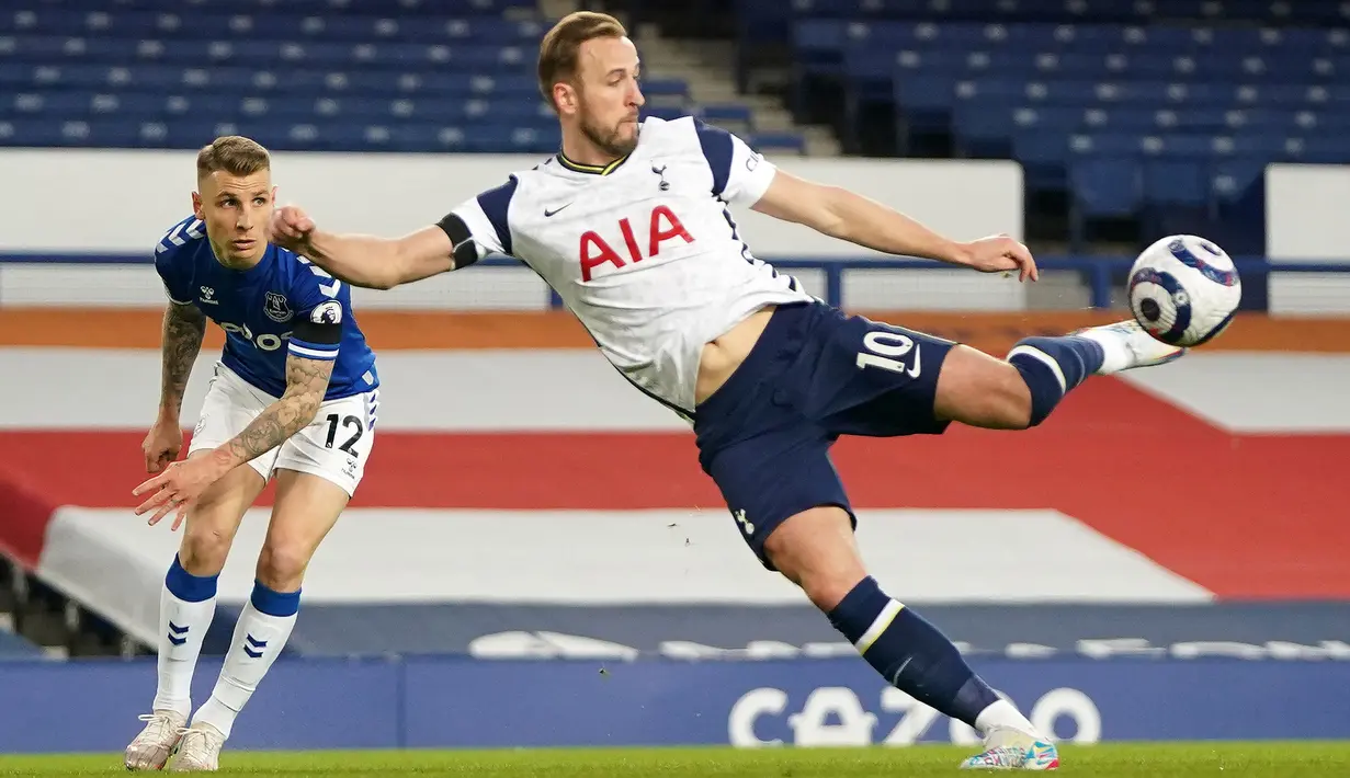 Harry Kane (Tottenham) - Pemain terakhir untuk melengkapi tim impian ini adalah Kane. Ujung tombak The Lilywhites ini mampu mengoleksi poin 7,79 dari Whoscored karena ia mampu melesatkan 23 gol dan 14 assit, merupakan yang terbanyak di Premier League musim ini. (Foto: AFP/Pool/Jon Super)