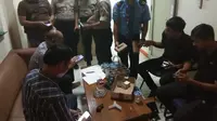 Kepolisian Bandara Soekarno Hatta, mengamankan satu pucuk senjata api rakitan di area terminal kargonya. Senjata tersebut masih terbungkus rapih dalam bentuk paket pengiriman dari Lampung menuju Aceh.