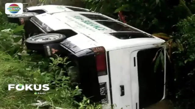 Mobil ambulans yang tengah membawa jenazah terguling ke parit sisi Jalan Raya Desa Cikawung, Banyumas, Jawa Tengah.