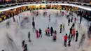 Hari libur lebaran dimanfaatkan sejumlah orang untuk bermain ice skating    (Liputan6.com/Johan Tallo)
