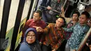 Gubernur DKI Basuki 'Ahok' Tjahaja Purnama berada di dalam bus Scania jenis premium Low City Bus saat test drive display bus di Balai Kota DKI Jakarta, Jumat (11/3). Bus ini nantinya menjadi standard bus yang ada di Ibu Kota. (Liputan6.com/Gempur M Surya)