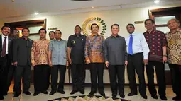 Ketua DPR RI Marzuki Alie (tengah), didampingi sejumlah Gubernur dan Walikota daerah kepulauan usai memaparkan RUU Provinsi Kepulauan, di Kompleks Parlemen Senayan, Jakarta, Kamis (6/10). RUU tersebut akan menjadi prioritas DPR RI disahkan menjadi UU pada