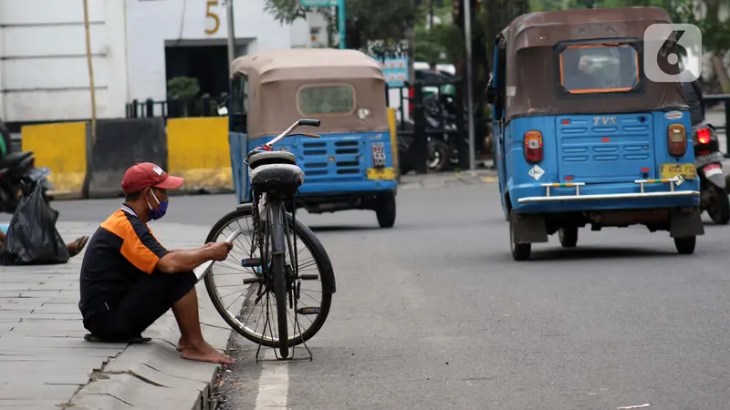 FOTO: Dampak Pandemi COVID-19, Pengojek Sepeda Kian Sulit Cari Penumpang