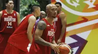 Pemain Timnas Basket Indonesia, Mario Wuysang, saat melawan bertanding melawan Satria Muda saat laga uji coba di Tangerang, Jumat (21/7/2017). Timnas Basket menang 82-87 atas Satria Muda. (Bola.com/M Iqbal Ichsan)