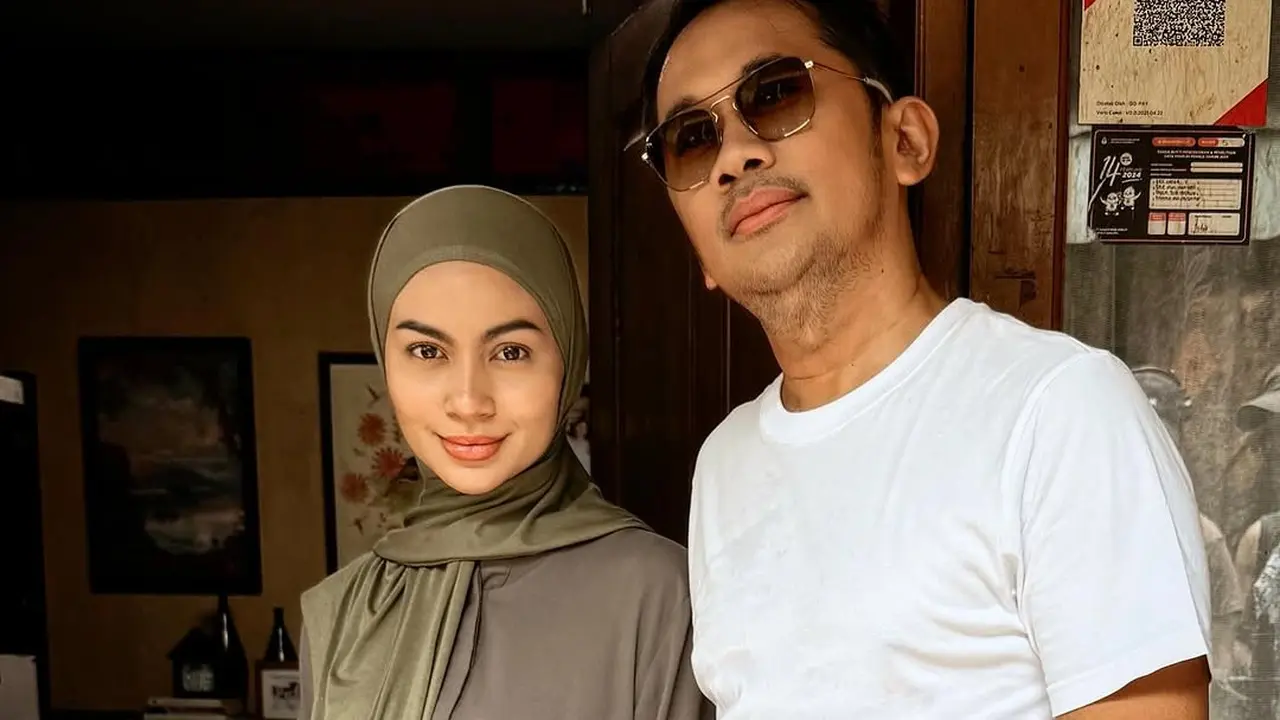 Ariel Tatum dan Hanung Bramantyo di lokasi syuting film La Tahzan. (Foto: Dok. Instagram @hanungbramantyo)