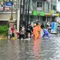 Suasana di depan kampus UKRIDA, Jakarta, Selasa (21/1). Hujan deras sejak malam tadi, membuat sejumlah wilayah Jakarta tergenang air banjir. (Liputan6.com/Gempur M Surya)