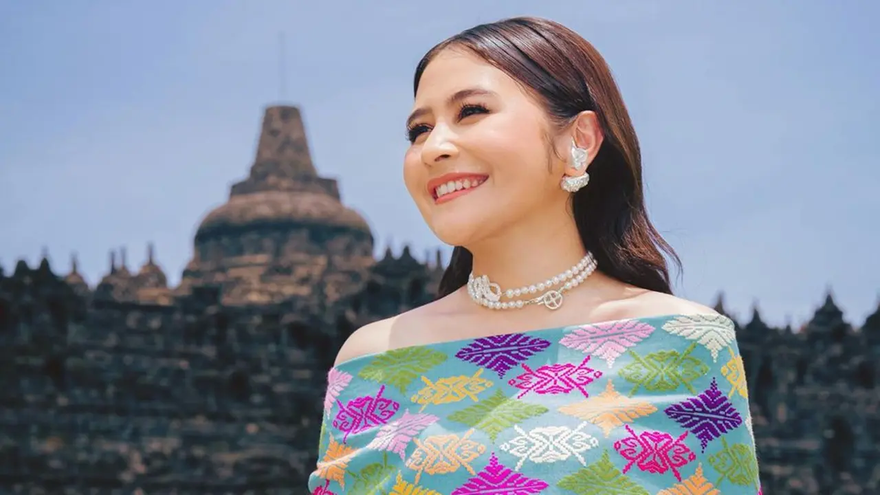 Potret Prilly Latuconsina di Candi Borobudur, Menawan dengan Kain Nusantara