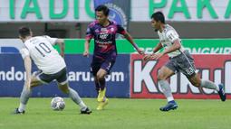 Pemain RANS Nusantara FC, Edo Febriansah (tengah) berusaha melewati pemain Persib Bandung, Rachmat Irianto dan Marc Klok pada laga pekan ke-25 BRI Liga 1 2022/2023 di Stadion Pakansari, Bogor, Minggu (19/2/20023). (Bola.com/M Iqbal Ichsan)
