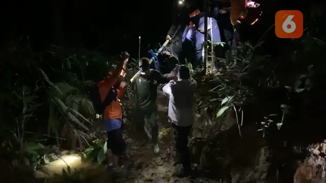 Evakuasi jasad dari dalam Hutan Lindung