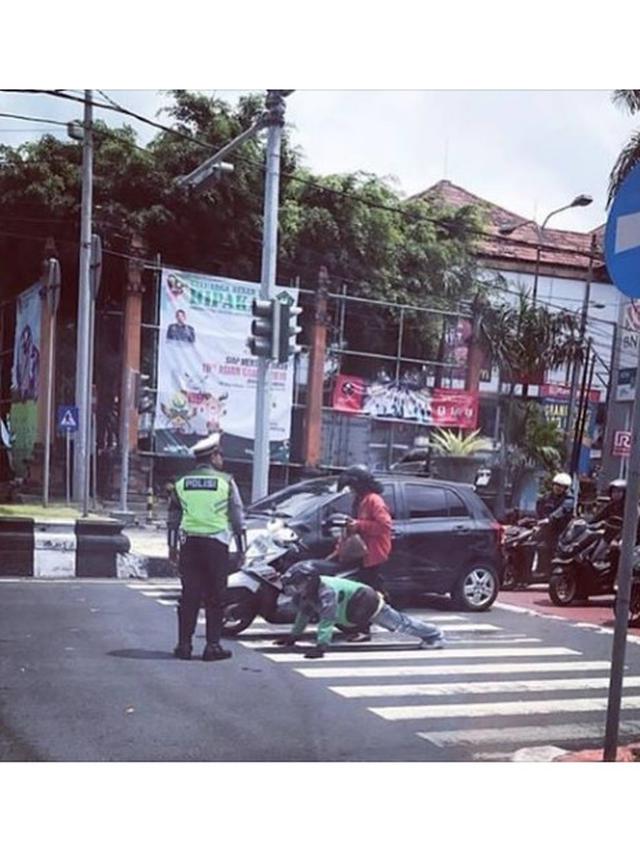 Aksi Nyeleneh Saat Berkendara Ini Cuman Ada di Indonesia