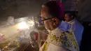 <p>Patriark Latin Yerusalem, Pierbattista Pizzaballa memimpin Misa Malam Natal di Kompleks Gereja Kelahiran Yesus, Bethlehem, Tepi Barat, Minggu (25/12/2022). Setelah dua tahun tutup karena COVID-19, jemaat kembali menghadiri ibadah tersebut kendati jumlahnya tidak sebanyak sebelum pandemi. (Ahmad Gharabli/Pool Photo via AP)</p>