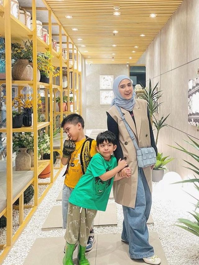Potret April Jasmine dan anak-anak (Sumber: Instagram/apriljasmine85)