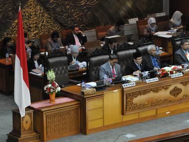 Wakil Ketua DPR RI Taufik Kurniawan (kedua kiri) saat memimpin sidang paripurna bersama Fadli Zon (kiri), Agus Hermanto, dan Fahri Hamzah di ruang paripurna gedung Nusantara III, Senayan, Jakarta (20/5/2015). (Liputan6.com/Andrian M Tunay)