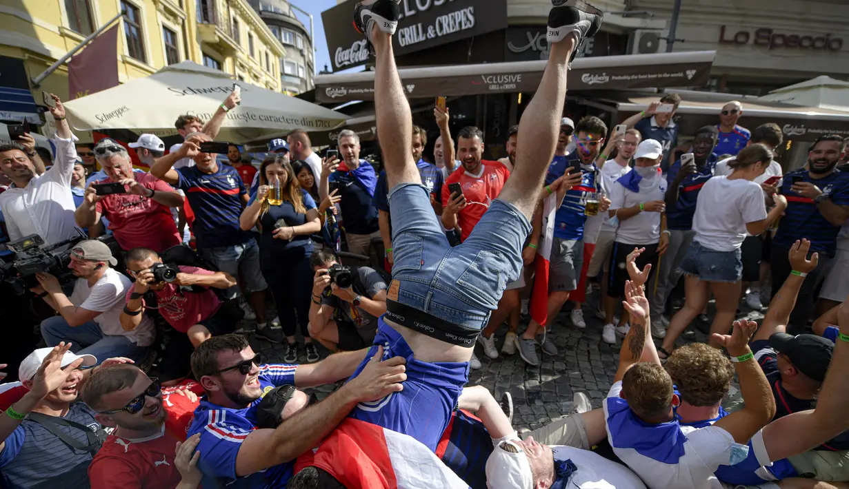 Selebrasi suporter Timnas Prancis jelang pertandingan babak 16 besar Piala Eropa 2020 antara Prancis dan Swiss di distrik kota tua Bucharest, Rumania, Senin (28/6/2021). (Foto: AP/Andreea Alexandru)