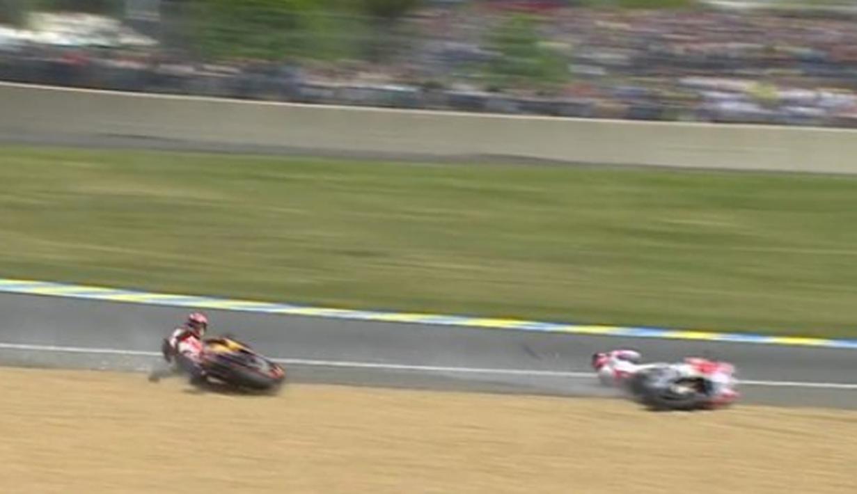 Pebalap Ducati, Andrea Dovizioso, dan pebalap Repsol Honda, Marc Marquez, terjatuh hampir bersamaan dalam balapan MotoGP Prancis di Sirkuit Le Mans, Minggu (8/5/2016). (Bola.com/Twitter/Crashnet)