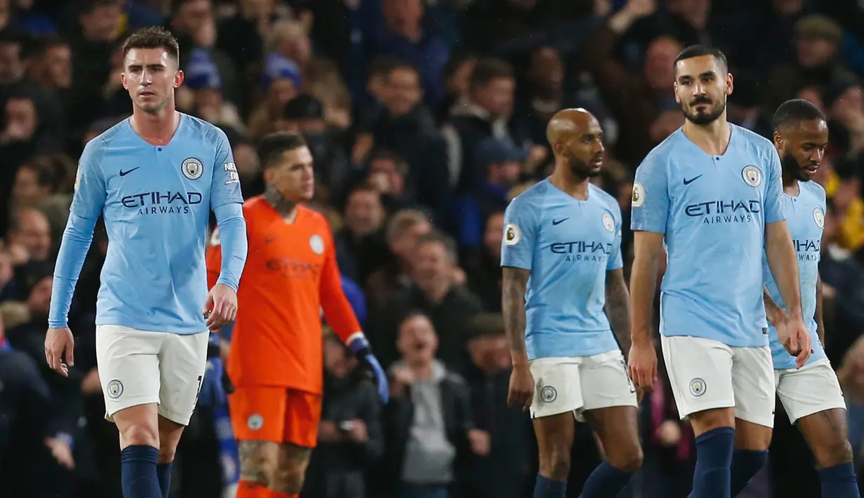 Gelandang Manchester City, Ilkay Gundogan, bersama rekan-rekannya tampak kecewa usai dikalahkan Chelsea pada laga Premier League di Stadion Stamford Bridge, London, Minggu (9/12). Chelsea menang 2-0 atas City. (AFP/Ian Kington)