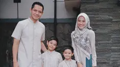 Bareng dua buah hatinya, Rendra dan Malik, keluarga kecil Dude Harlino dan Alyssa Soebandono cukup sering kenakan baju senada. Mulai dari liburan, olahraga bersama, hingga di acara hari raya, OOTD keluarga kecil pasangan yang menikah pada tahun 2014 ini tentunya bisa menjadi inspirasi. (Liputan6.com/IG/@ichasoebandono)