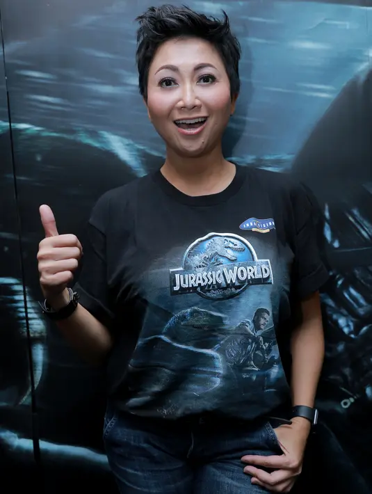 Beruntung putra pertama Indy Barends, Raphael Benaya Sarmanella yang berusia 12 tahun salah satu penggemar film Jurassic World sejak sekuel pertama. Ia pun banyak bertanya pada anaknya. (Nurwahyunan/Bintang.com)